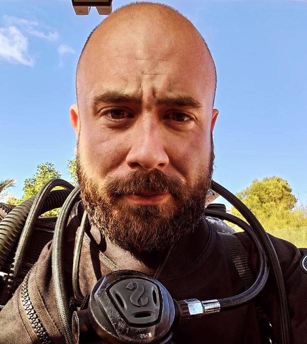 Rafa buceando en la Cueva del Agua, Isla Plana
